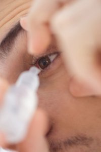 rote Augen durch Milben